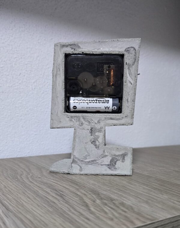 20260120_201418 PEDESTAL | Reloj en concreto artesanal